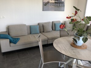 TV, DVD player, livros, aparelho de som