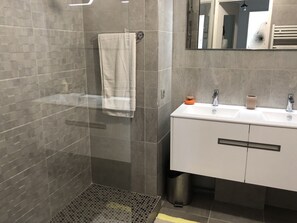 Dusche, Haartrockner, Handtücher
