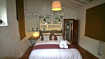 5 bedrooms, iron/ironing board, free WiFi, bed sheets