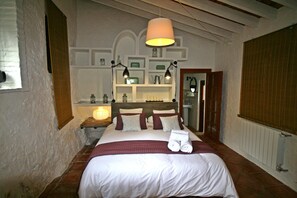 5 bedrooms, iron/ironing board, free WiFi, bed sheets