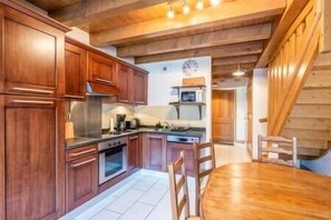 ثلاجة، ميكروويف، فرن، موقد طهي مسطح