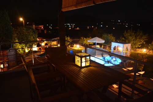 Villa Nafplion PRIVATE pool/garden/bbq, pizza oven, brand new a/cs, wifi, 5' sea