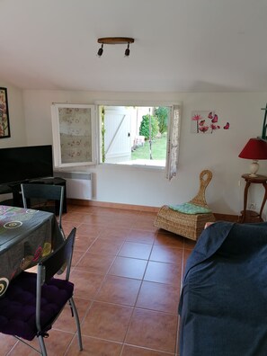Interior - HOLIDAY COTTAGE FURNITURE (Saint-Michel-De-Fronsac)