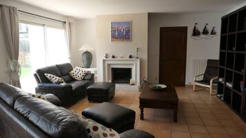 Smart TV, fireplace, DVD player, ping pong