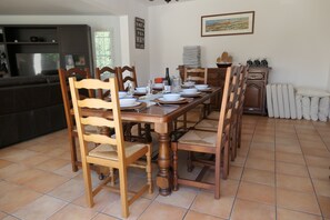 Dining - Luxury 4 Bed Villa, Private Pool, Wifi, Aircon, Quiet Area, Lovely Seaside Town (Argelès-Sur-Mer)