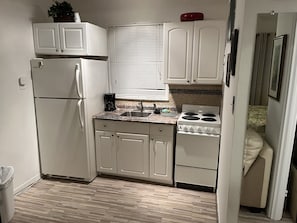 Réfrigérateur, four à micro-ondes, un four, surface de cuisson