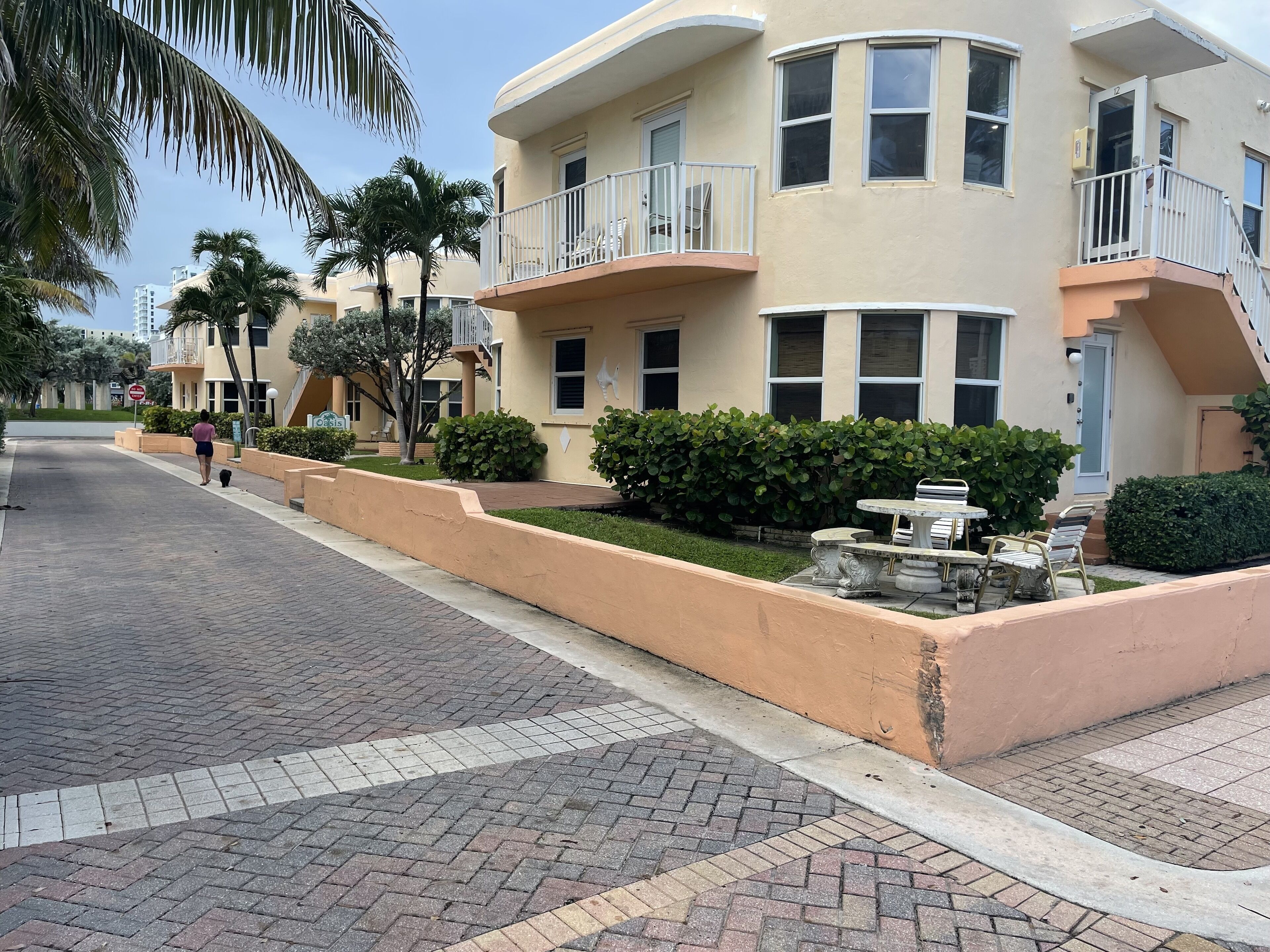 Beach Apartment with Heated Pool, Free Parking and WI FI