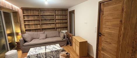 Télévision, lecteur de DVD, livres, médiathèque