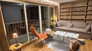 Télévision, lecteur de DVD, livres, médiathèque