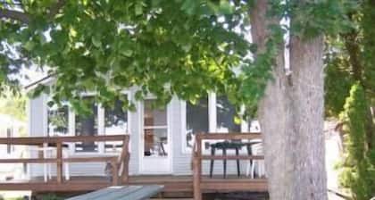 Lakefront Cottage sleeps 6