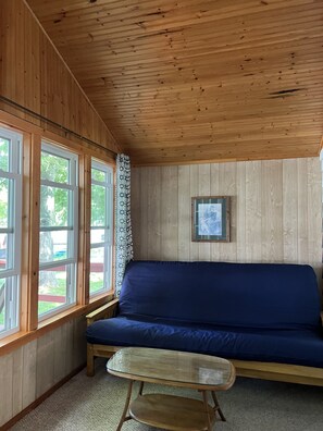 TV, DVD player - Lakefront Cottage sleeps 6 (Shelbyville)