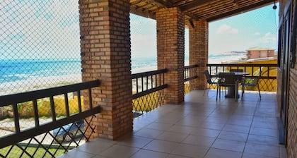 Luxuriöses Strandhaus mit Pool und Terrasse am Meer.