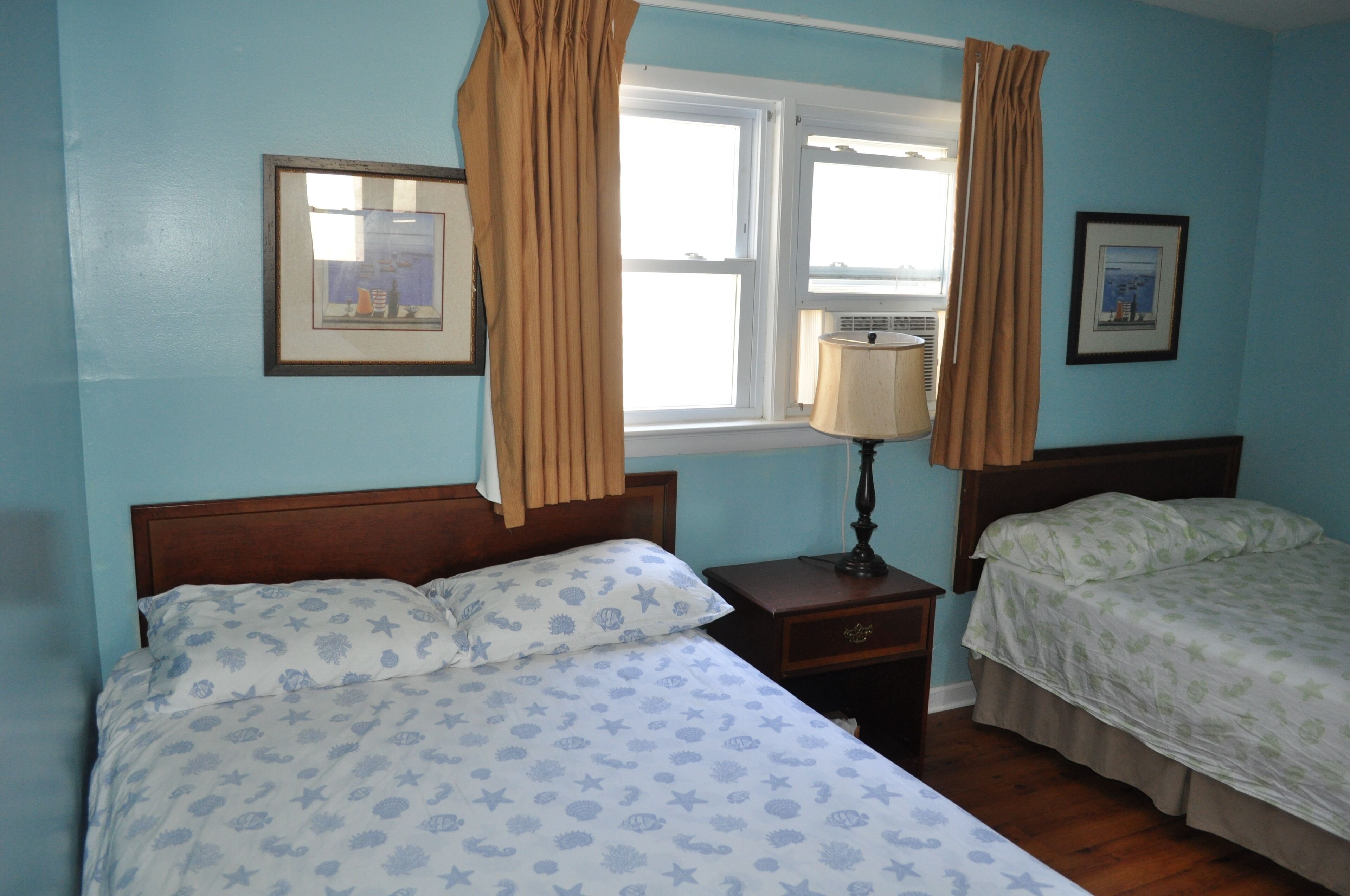 IDEAL LOCATION!! Clean & Cozy 1 BR+Living Rm Suite - Steps from the beach