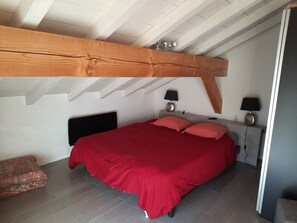2 Schlafzimmer, Schreibtisch, Bügeleisen/Bügelbrett, kostenloses WLAN