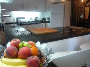 Cool up a storm in this lovely kitchen.  