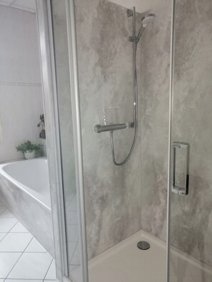 Banheira, secador de cabelo, toalhas de banho, sabonete