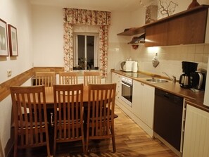 Kühlschrank, Mikrowelle, Herdplatte, Geschirrspüler