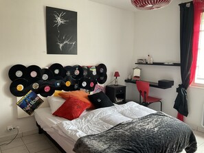 2 bedrooms, desk, free WiFi, bed sheets