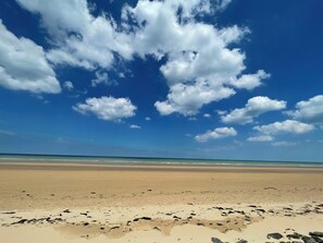 Beach nearby - Boutik'Home - 3-room apartment for 4 people on the seafront (Vierville-Sur-Mer)