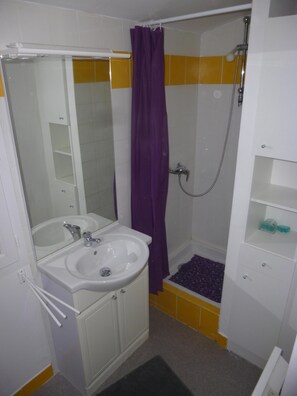 Dusche, Haartrockner, Toilettenpapier