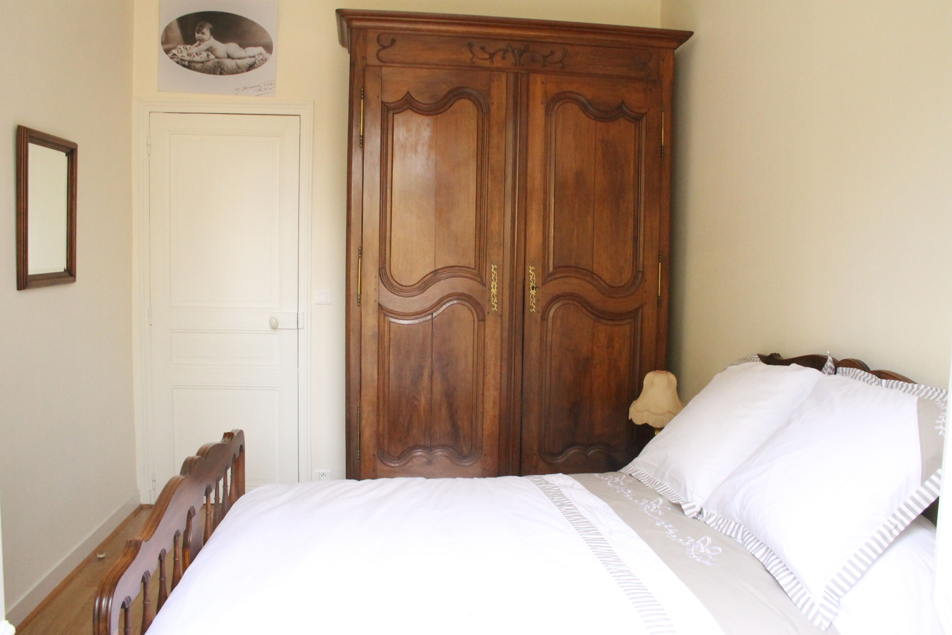 Haven of peace and tranquility at the foot of a private pond of 3 ha