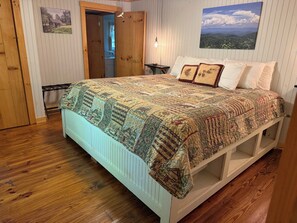 2 soverom, skrivebord, strykejern/-brett og wi-fi (inkludert)