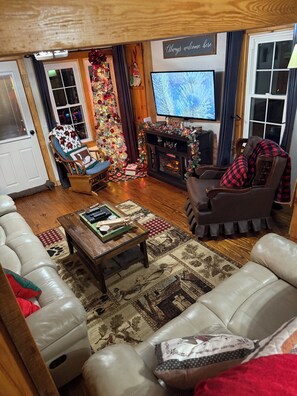 TV, peis, DVD-spiller og bøker