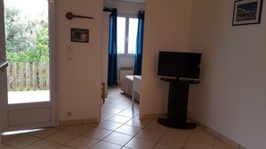 1 bedroom, iron/ironing board, WiFi, bed sheets - Quiet air-conditioned T2 in villa near shops and sea (Viggianello)