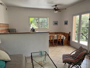 TV - Quiet air-conditioned T2 in villa near shops and sea (Viggianello)