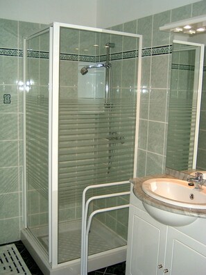 Shower - Quiet air-conditioned T2 in villa near shops and sea (Viggianello)