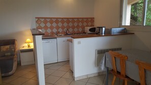 Fridge, microwave, oven, stovetop - Quiet air-conditioned T2 in villa near shops and sea (Viggianello)