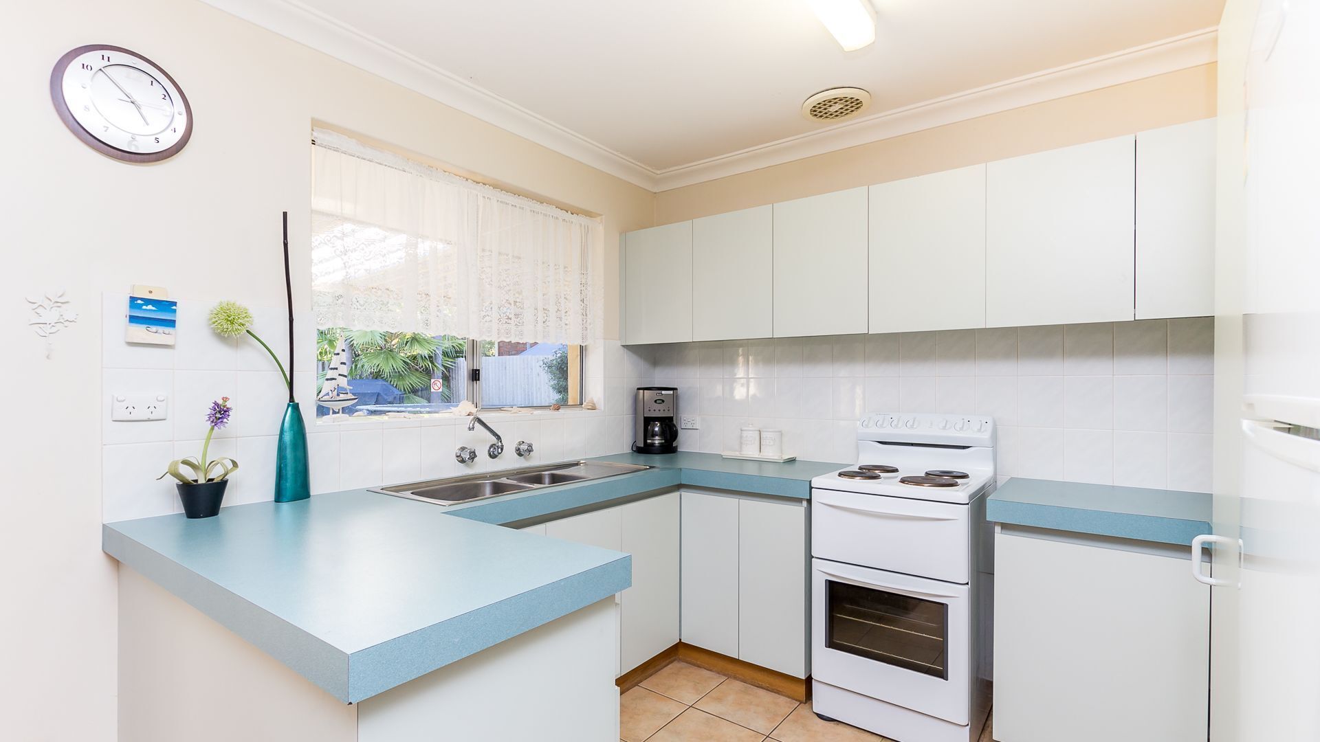Cosy homely family retreat. Walk to beach/cafes/shops. Pet friendly.  — image 4