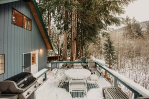 Outdoor dining - Mt Baker Rim Cabin #53 - Hot Tub - Wi-Fi - BBQ (Glacier)