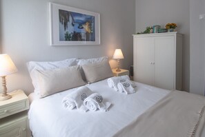 2 habitaciones, caja de seguridad en la habitación y escritorio