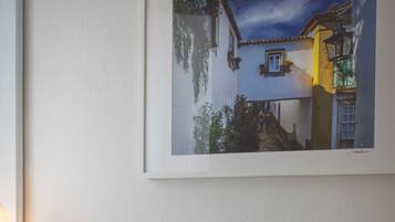 2 habitaciones, caja de seguridad en la habitación y escritorio