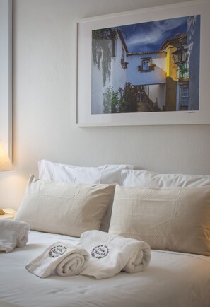 2 bedrooms, in-room safe, desk, iron/ironing board - Charming cottage inside Óbidos castle (Óbidos)