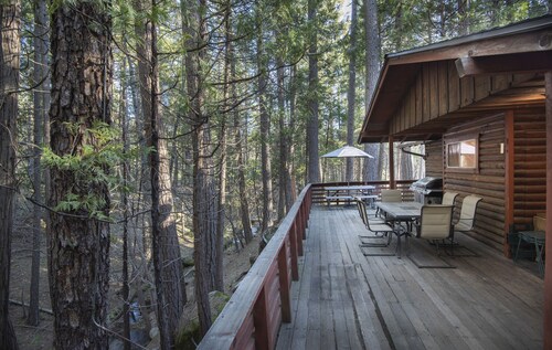 (4) Pine Creek Cabin at The Redwoods In Yosemite