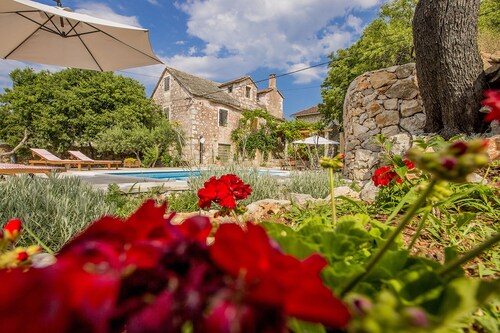 Vacation house Šumica with heated pool, air-conditioned!