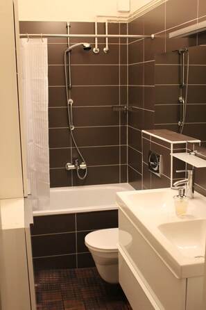 Haartrockner, Handtücher, Seife, Toilettenpapier