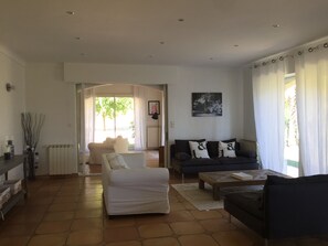 Télévision, cheminée, lecteur de DVD, baby-foot