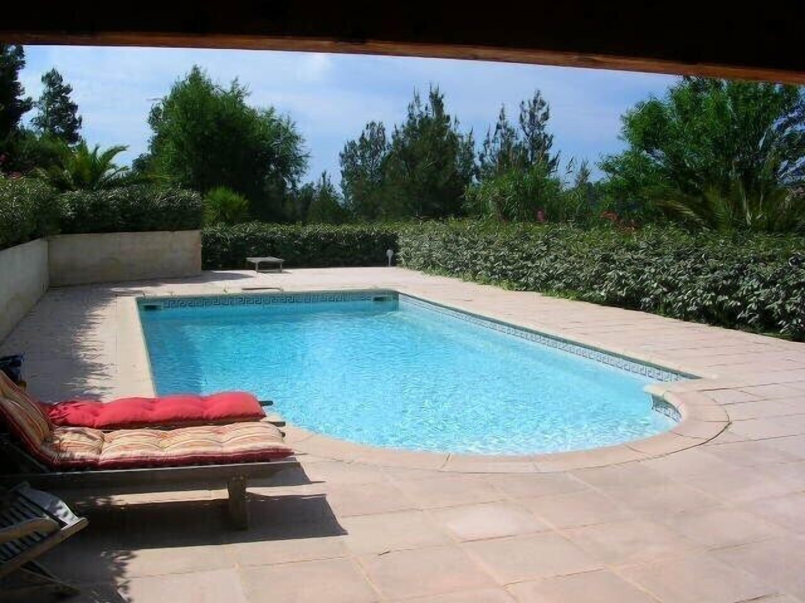 Piscina all'aperto, una piscina riscaldata