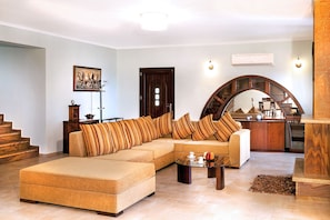 TV, lareira, DVD player, livros