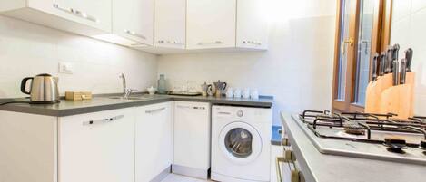 Kühlschrank, Ofen, Herdplatte, Geschirrspüler