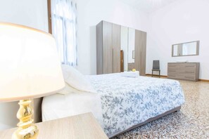 3 bedrooms, iron/ironing board, WiFi, bed sheets - Ca Cicogna - New, spacious, central location AC and wifi  (Venezia)