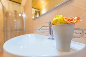Shower, hair dryer, bidet, towels - Ca Cicogna - New, spacious, central location AC and wifi  (Venezia)