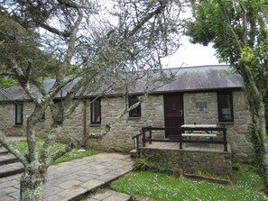 Un edificio de piedra con un cartel que dice 'The Old Piggery'.