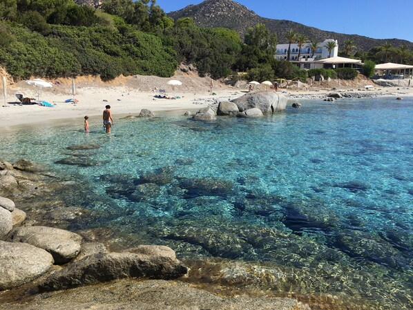 Plage, chaises longues, serviettes de plage