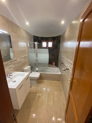 Combined shower/bathtub, hair dryer, towels, toilet paper - The Villa is Superbly Located on a Small Complex (Puerto del Carmen)