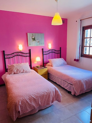 2 chambres, coffres-forts dans les chambres, fer et planche à repasser