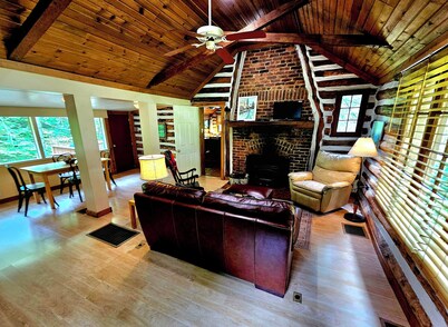 Fayette Springs House--Rustic Luxury close to trails, whitewater and winery!